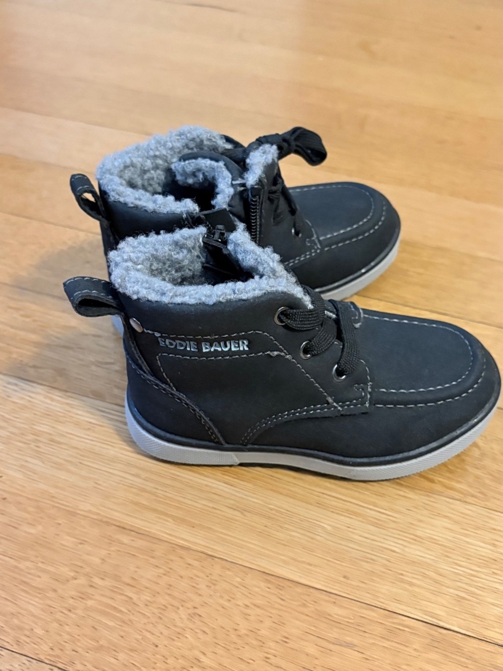 Never worn Eddie Bauer kids snow boots